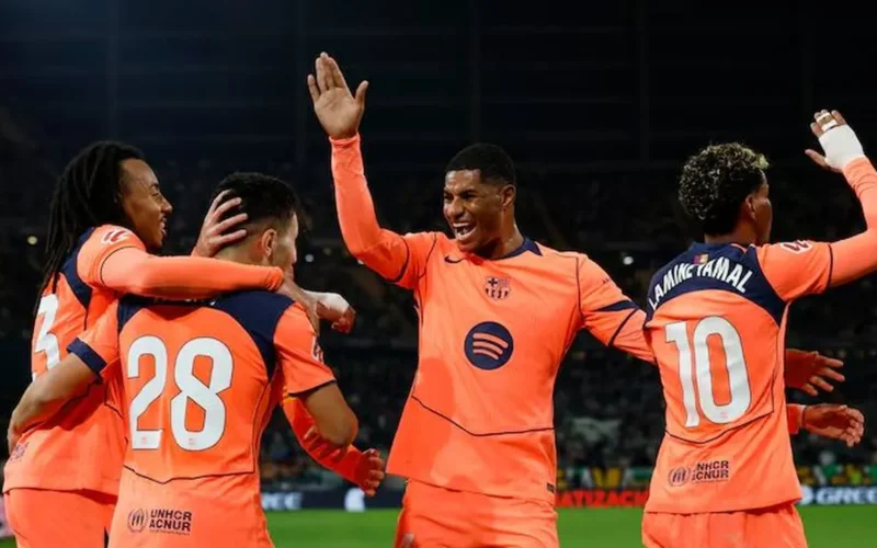 غيابات برشلونة مؤثرة أمام أوساسونا تحدد تشكيل الفريق وموقفه في الدوري